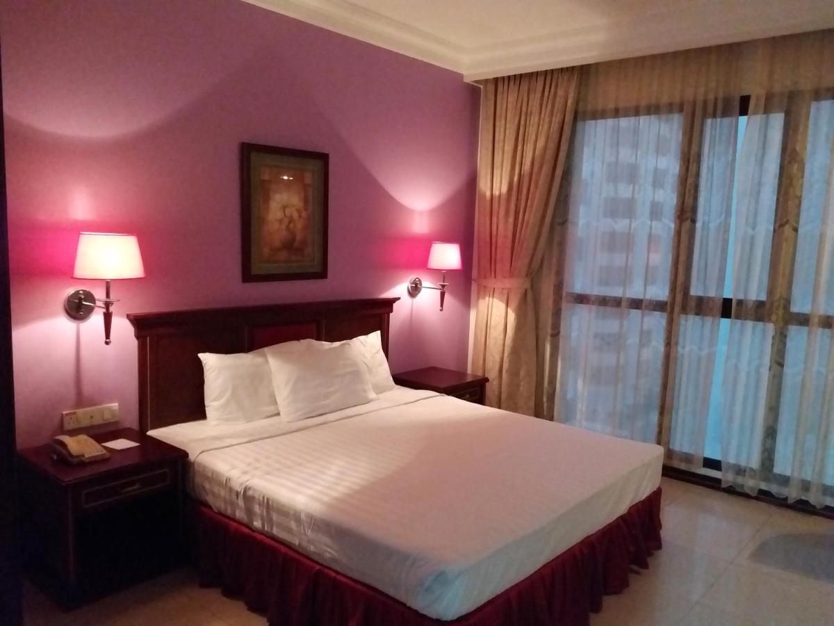Taj Plaza Hotel photo