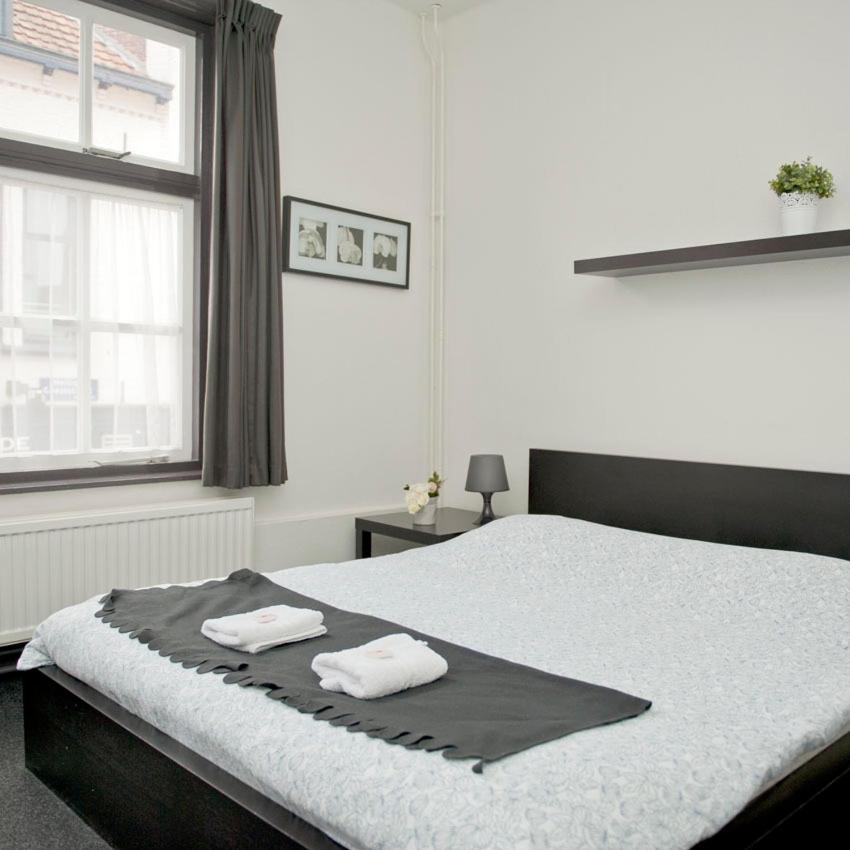 Een bed of bedden in een kamer bij Budgethotel de Zwaan