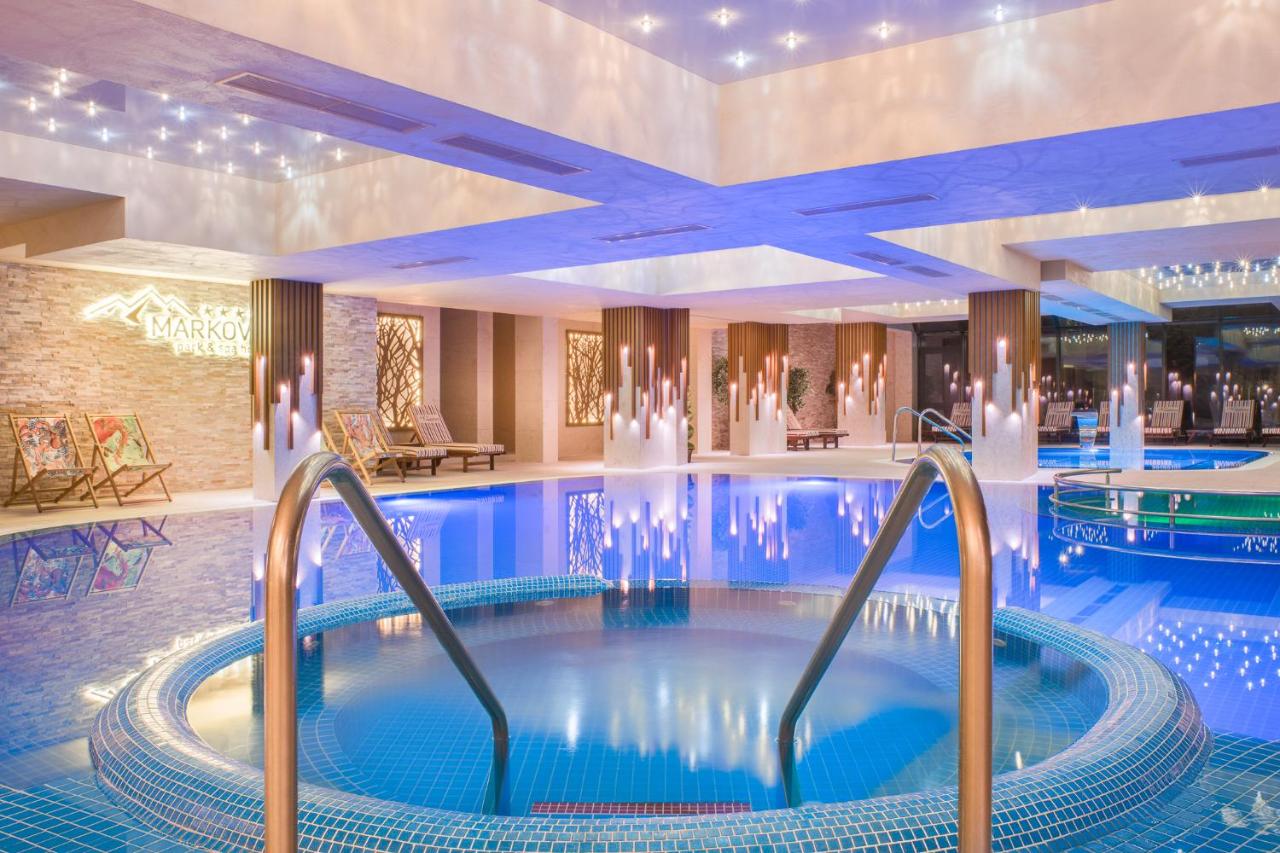 Heated swimming pool: Park & Spa Hotel Markovo