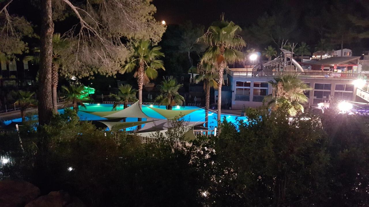 Heated swimming pool: REGENCY HOLIDAY Tour Opérateur dans Camping 5 étoiles Frejus, Cote d'Azur