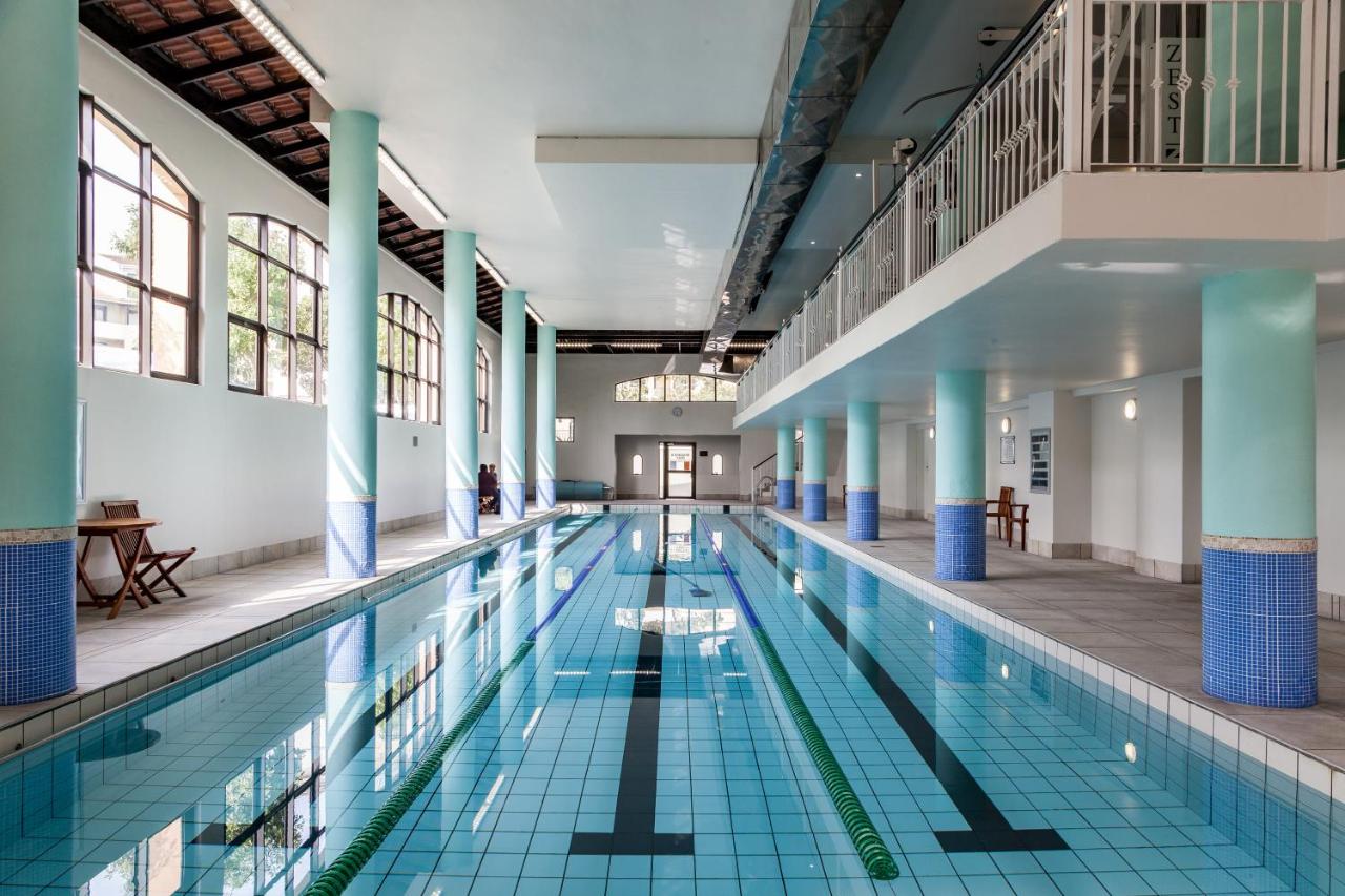 Heated swimming pool: Island Club Hotel & Apartments