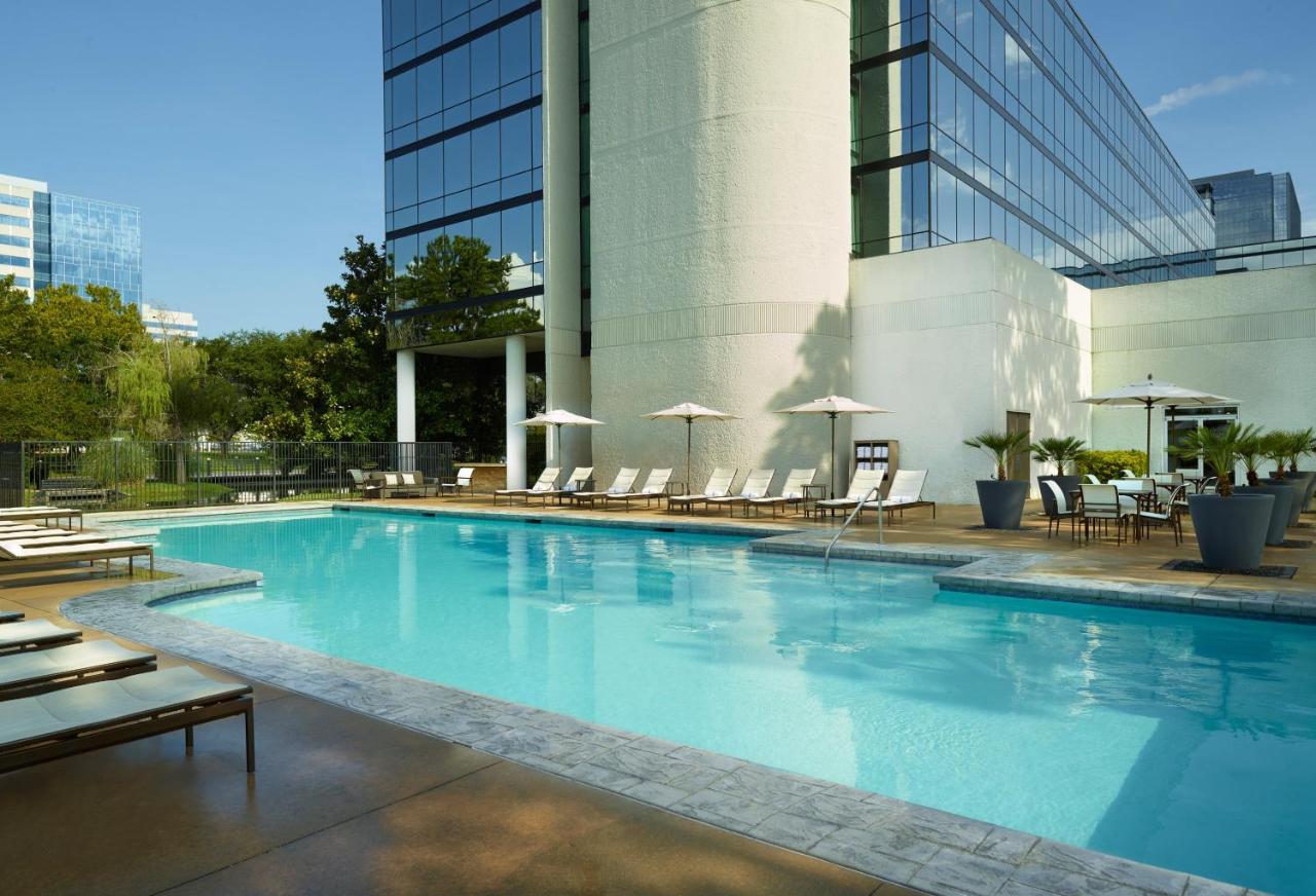 Heated swimming pool: Hyatt Regency Houston West