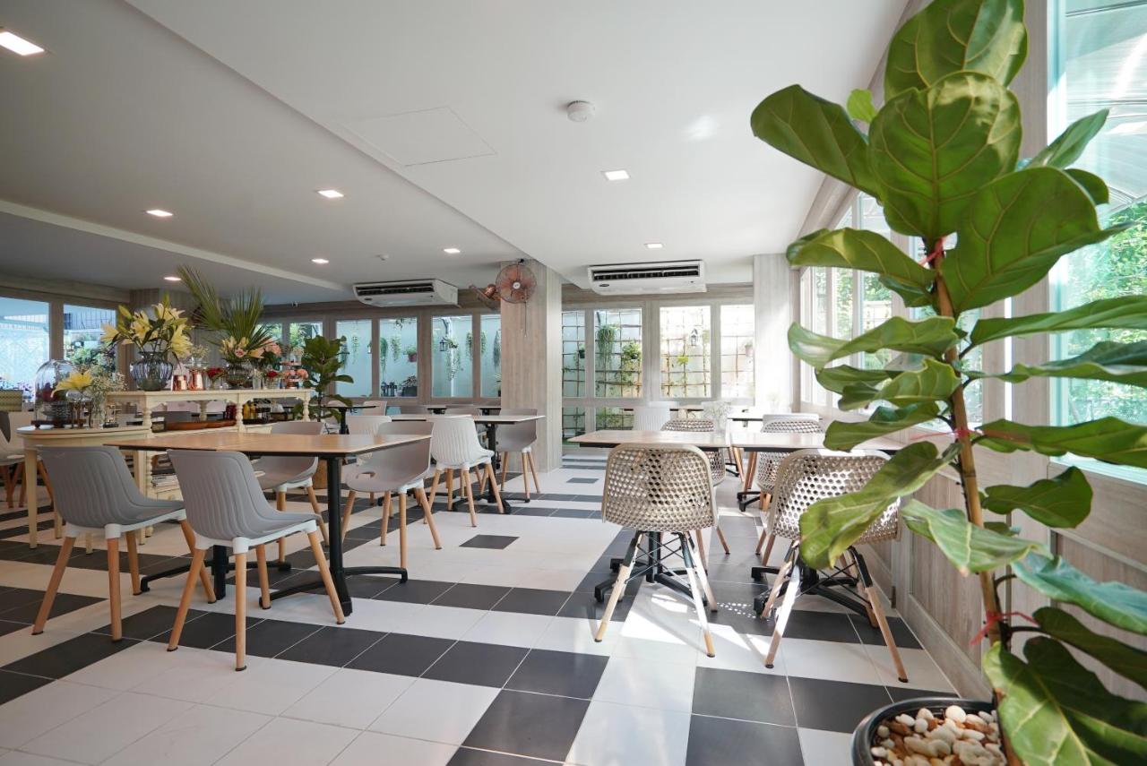 The Qube fifty Hotel - 4