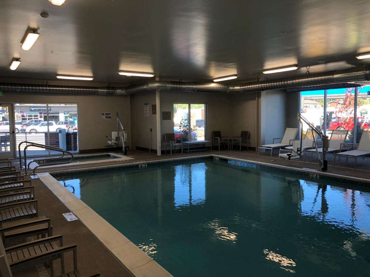 Heated swimming pool: Country Inn & Suites by Radisson, Flagstaff Downtown, AZ