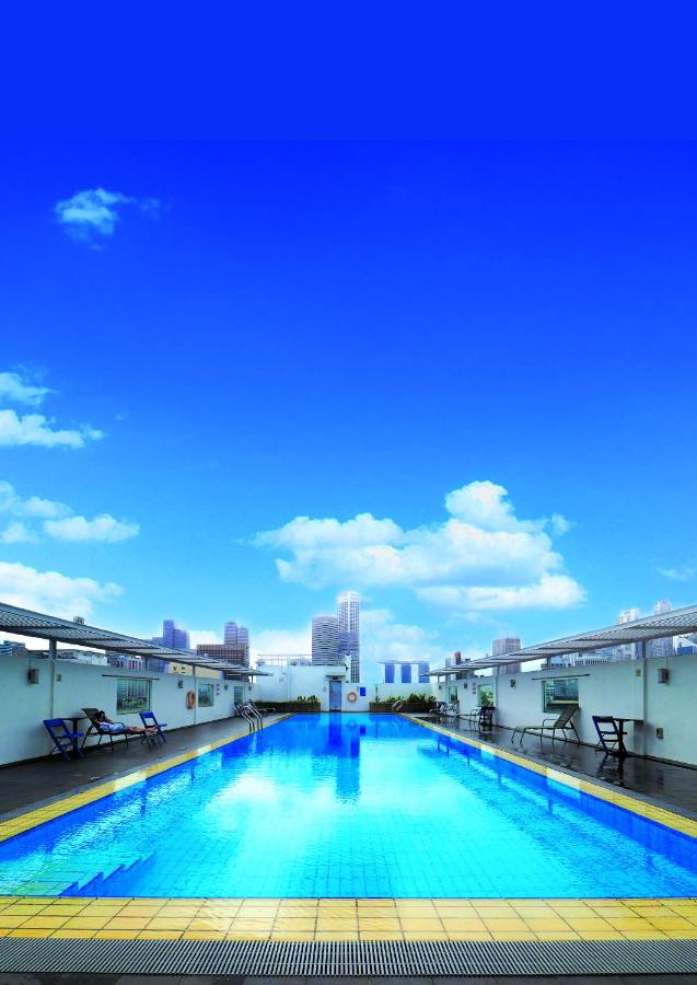 Rooftop swimming pool: YMCA One Orchard