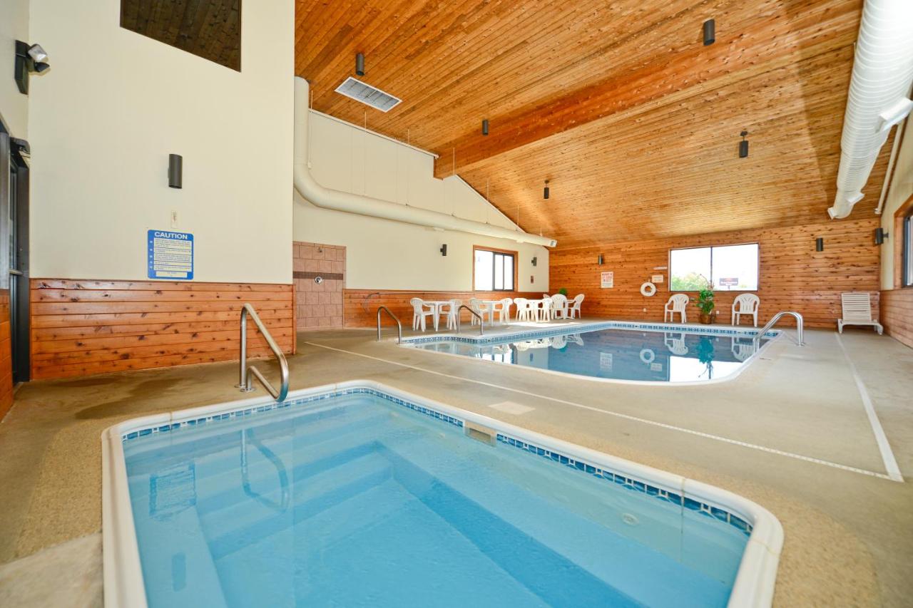 Heated swimming pool: Days Inn by Wyndham Ozark Springfield