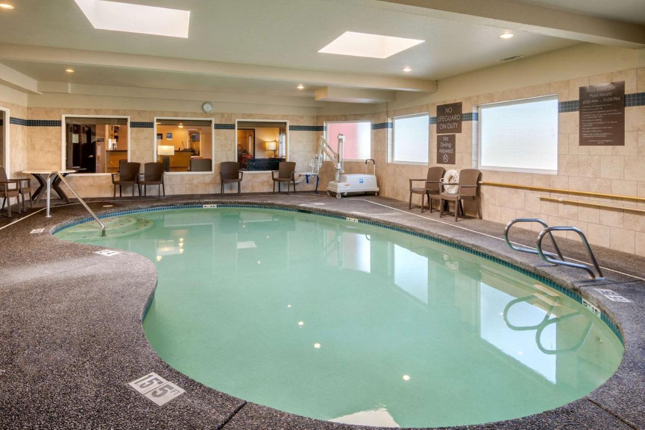 Heated swimming pool: Comfort Inn Columbia Gorge