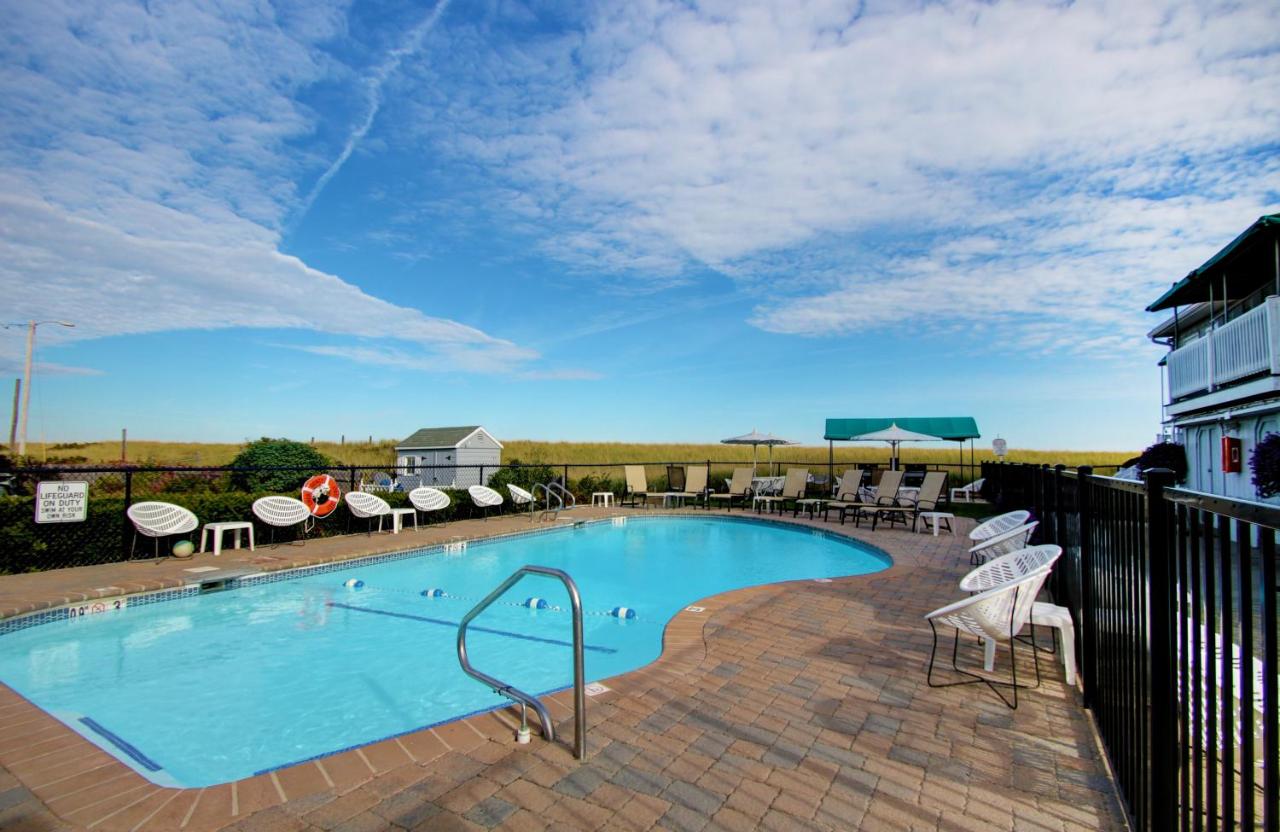 Heated swimming pool: Sea Cliff House Motel