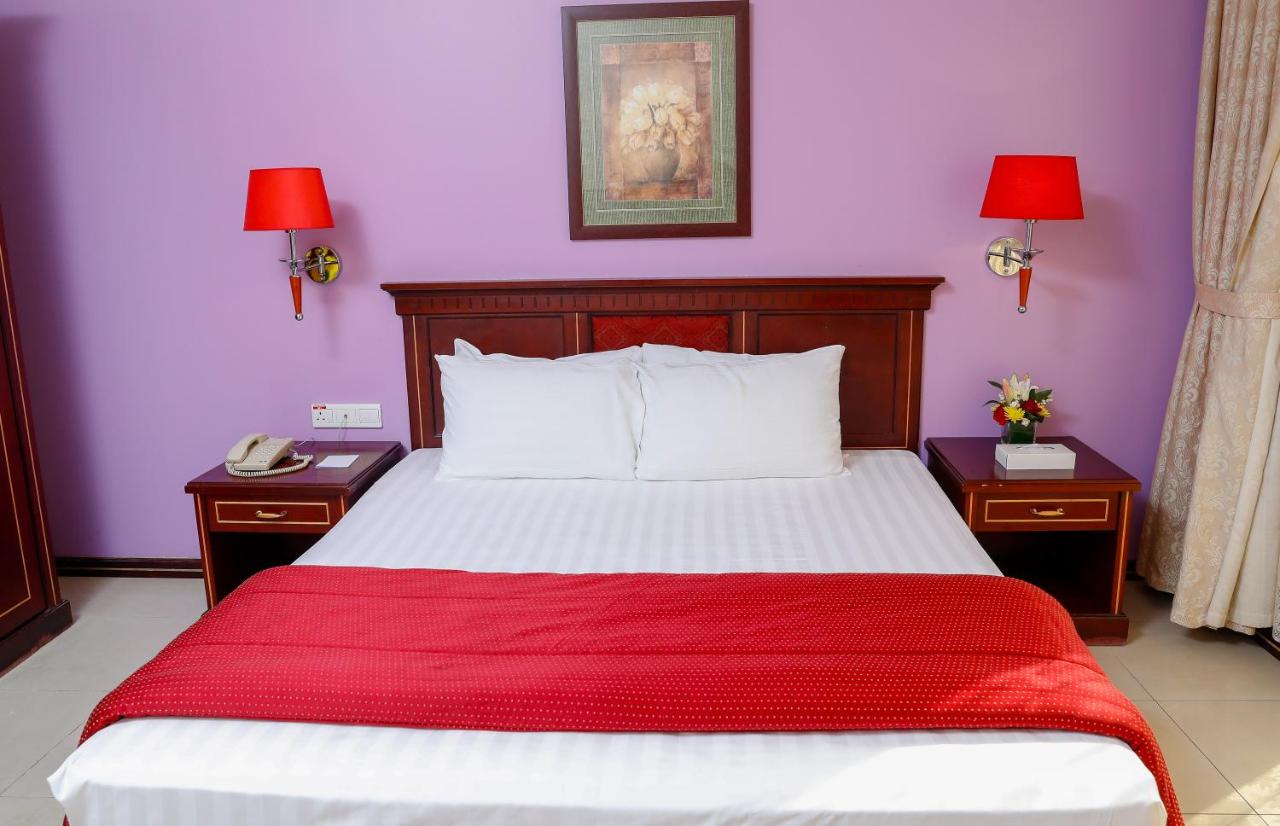 Taj Plaza Hotel photo