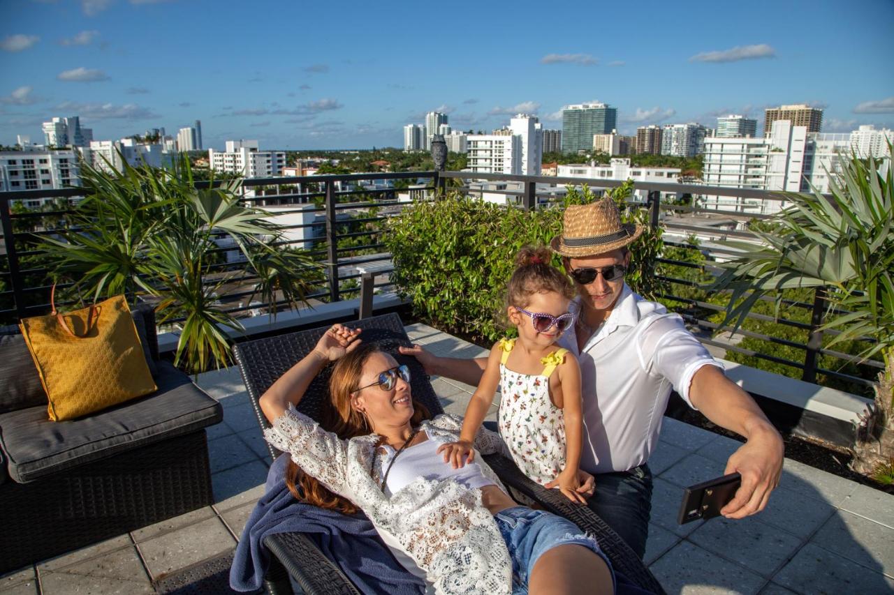 Rooftop swimming pool: Moderno Residences By Bay Breeze