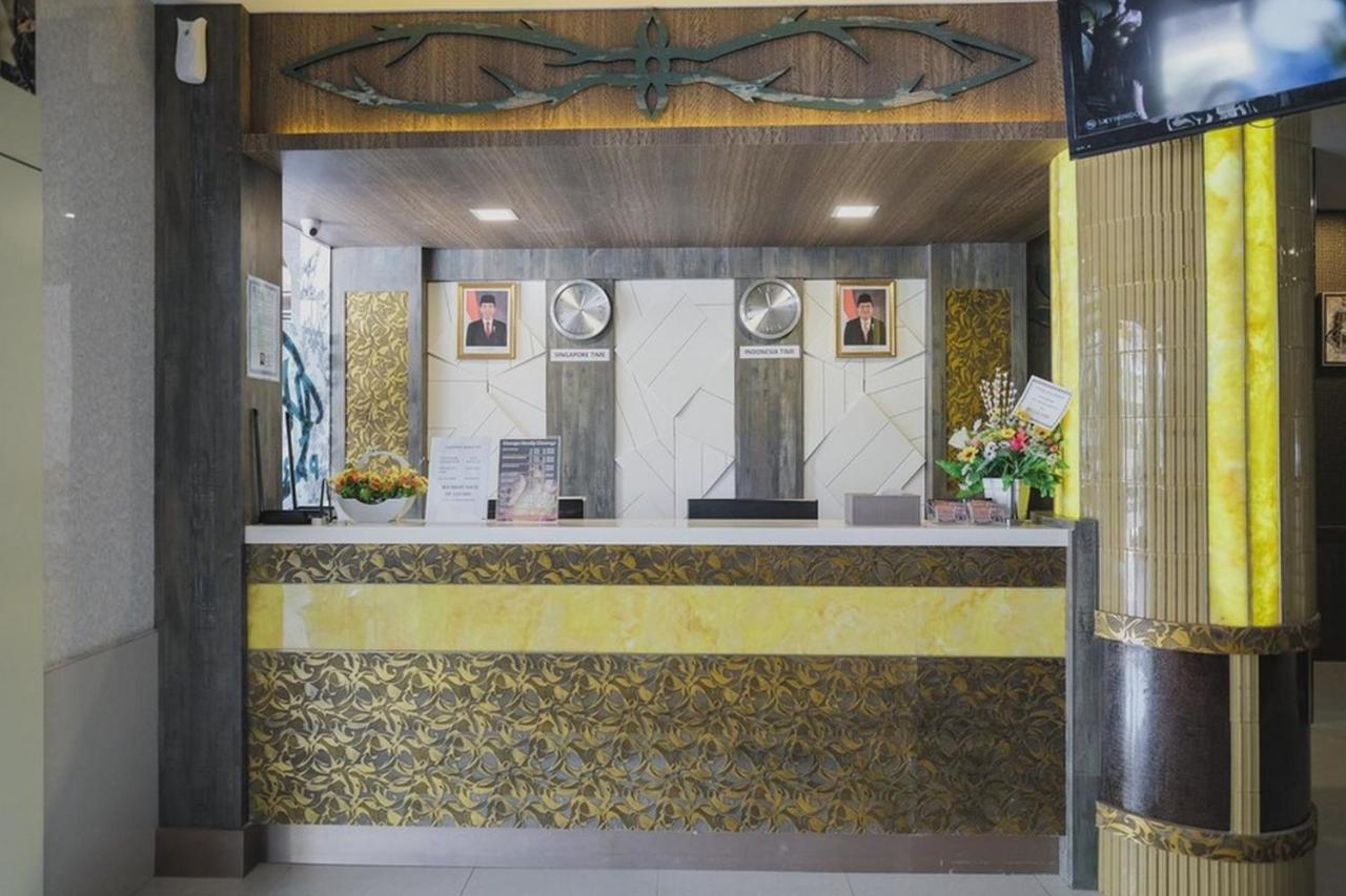 RedDoorz Plus near Gold Coast Ferry Terminal Batam - 2