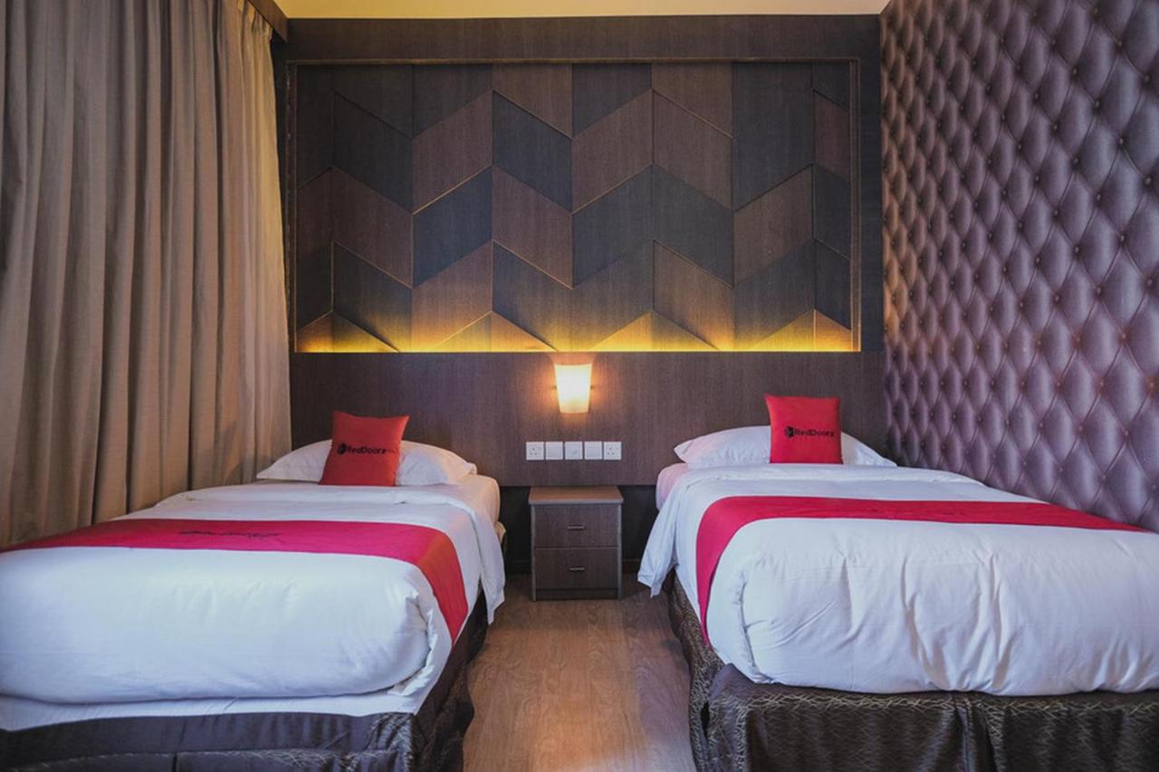 RedDoorz Plus near Gold Coast Ferry Terminal Batam - 3