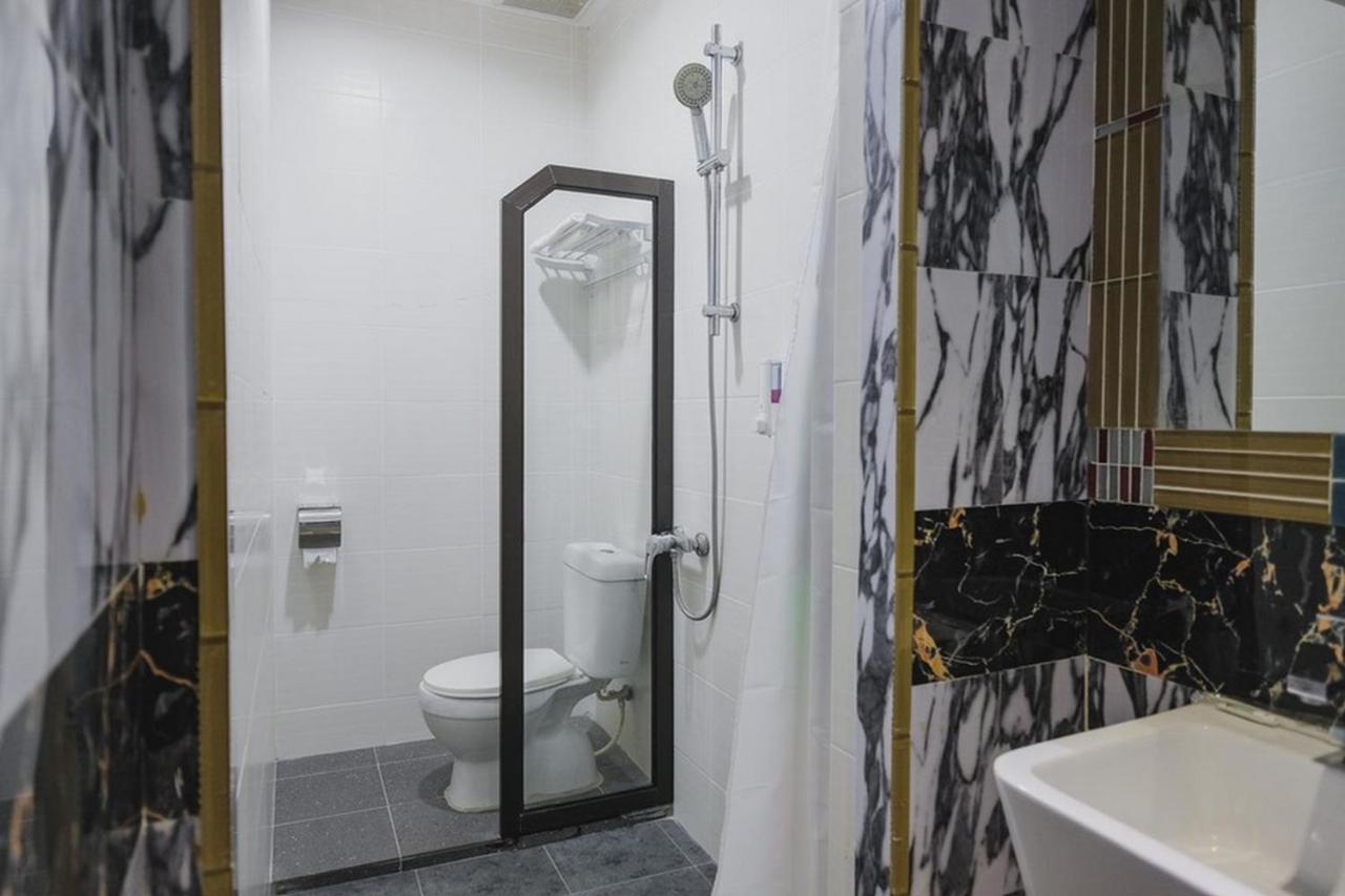RedDoorz Plus near Gold Coast Ferry Terminal Batam - 4