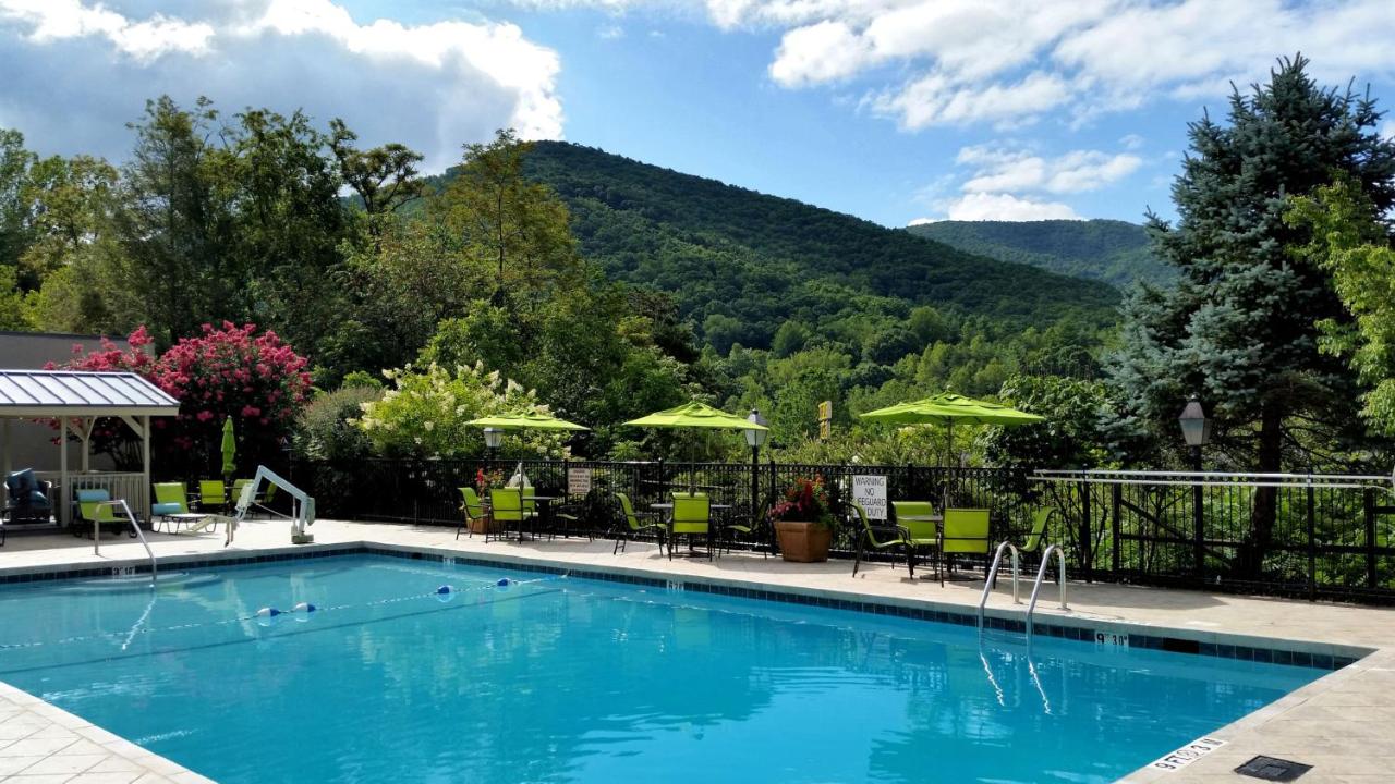 Heated swimming pool: Holiday Inn Asheville East, an IHG Hotel