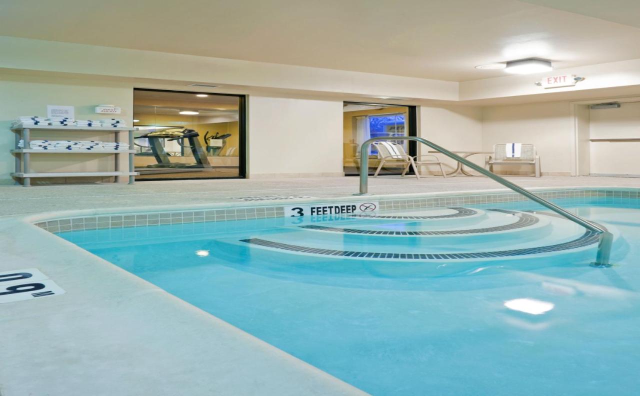 Heated swimming pool: Holiday Inn Express Hotel & Suites Clifton Park, an IHG Hotel