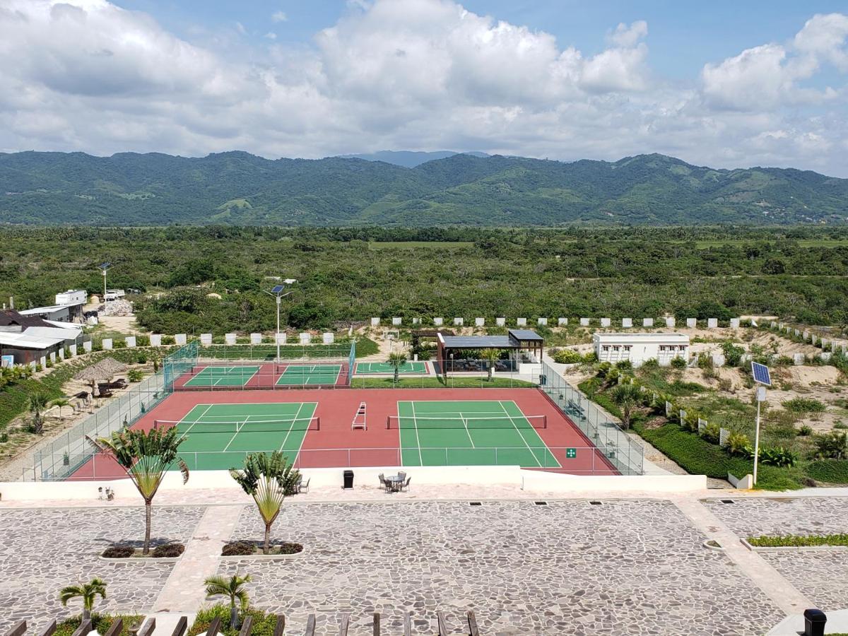 Tennis court: Vivo Resorts