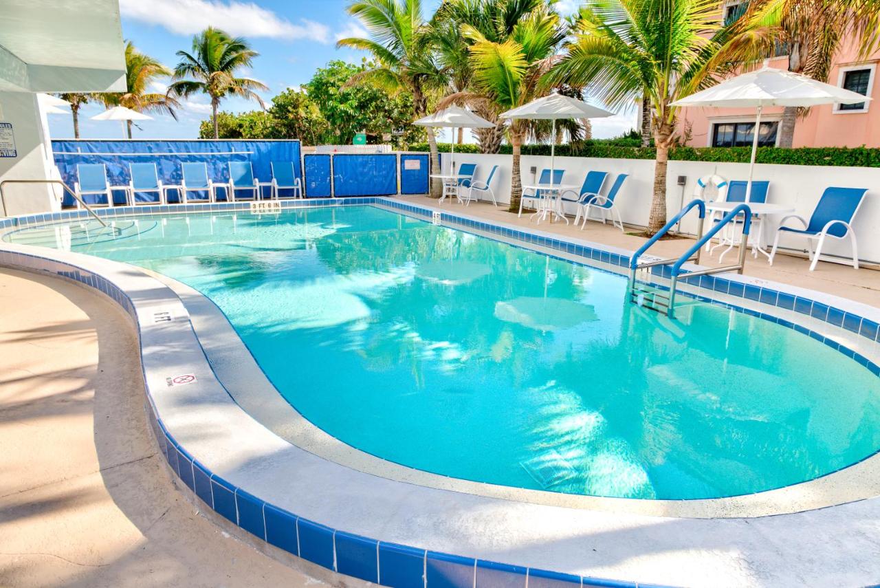 Heated swimming pool: Prestige Hotel Vero Beach