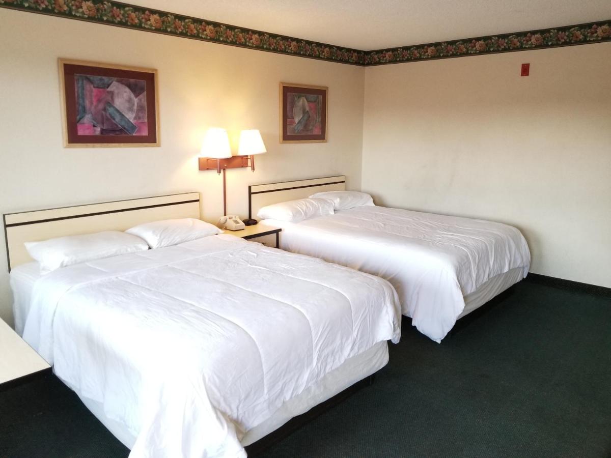 TravelStar Inn & Suites — photo 9