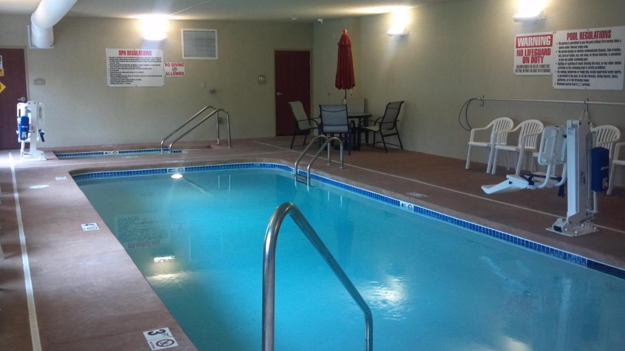 Heated swimming pool: Cobblestone Hotel & Suites - Knoxville