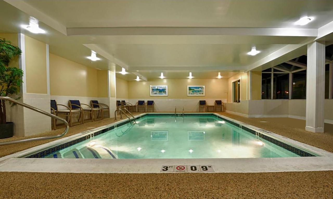 Heated swimming pool: Holiday Inn Express Keene, an IHG Hotel