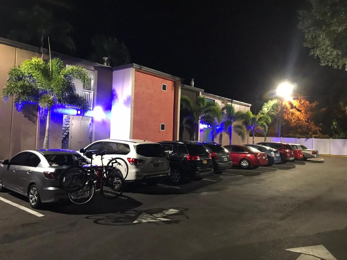Tropical Inn & Suites, downtown clearwater — photo 21