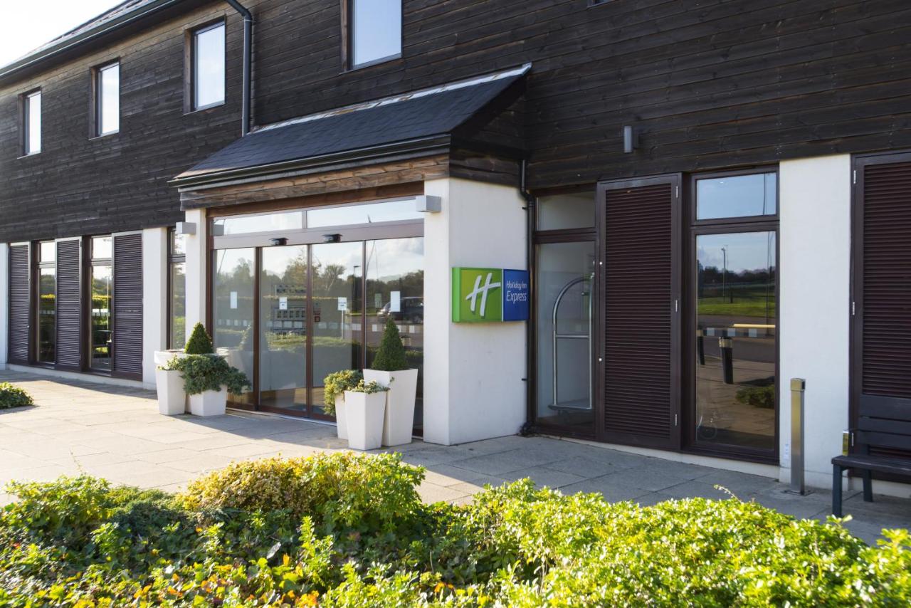 Holiday Inn Express LONDON - EPSOM DOWNS - Laterooms