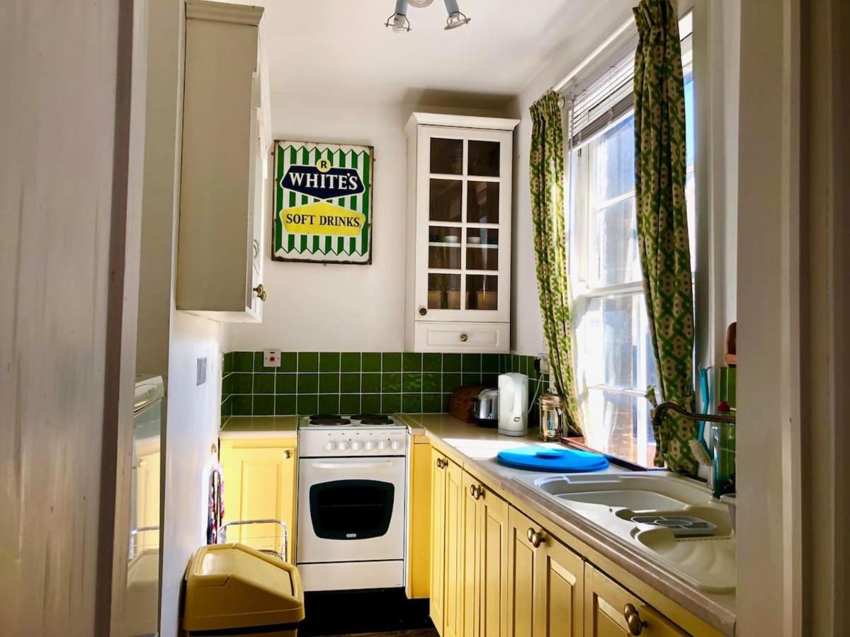 Lauras Townhouse Apartments Dressmakers Salon - 3