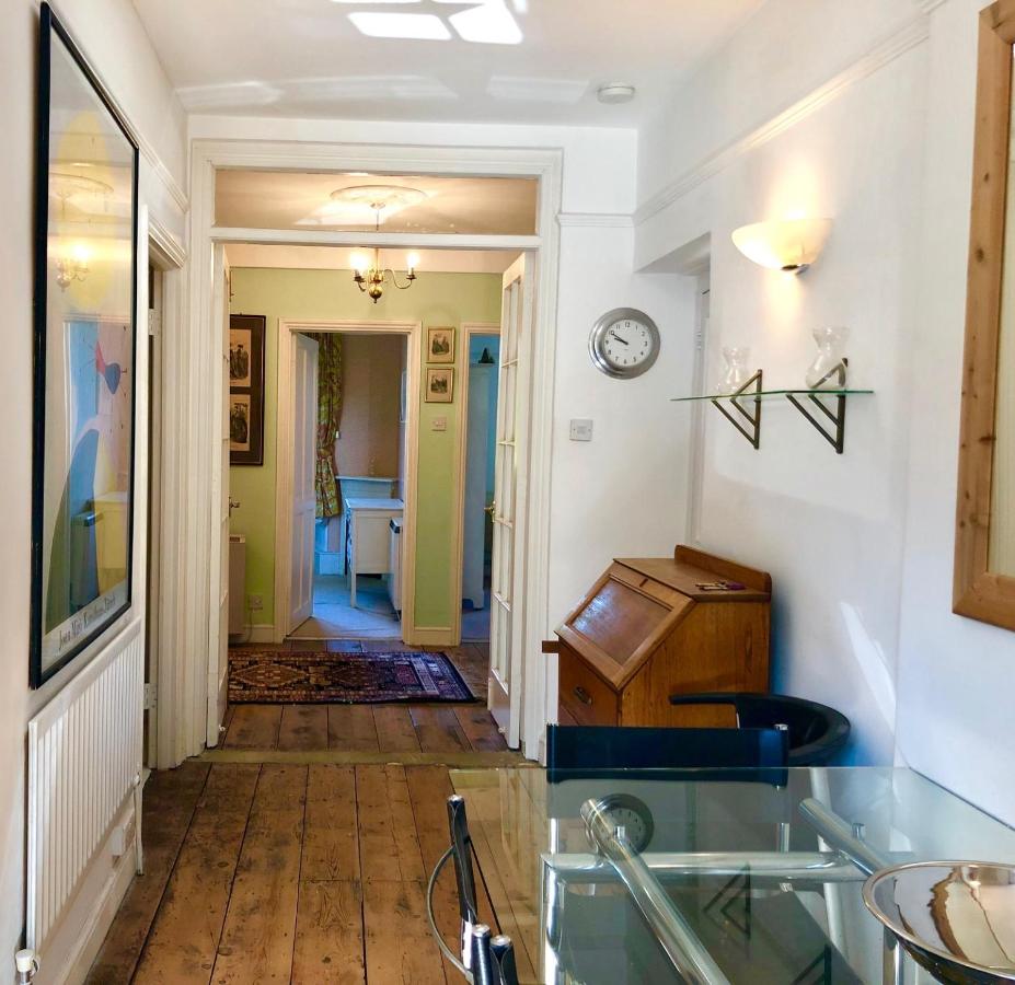 Lauras Townhouse Apartments Dressmakers Salon - 5