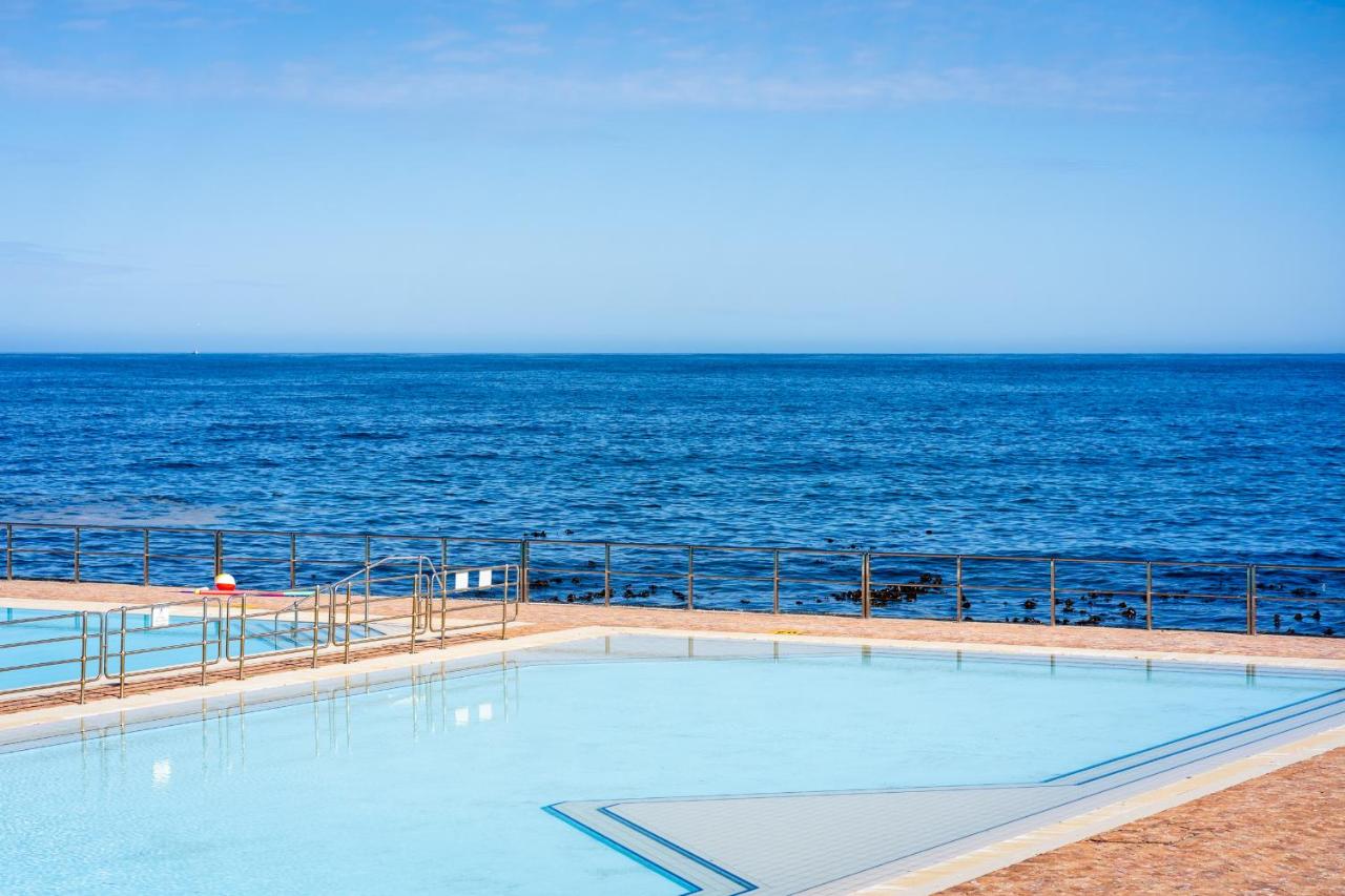 Rooftop swimming pool: Latitude Aparthotel by Totalstay
