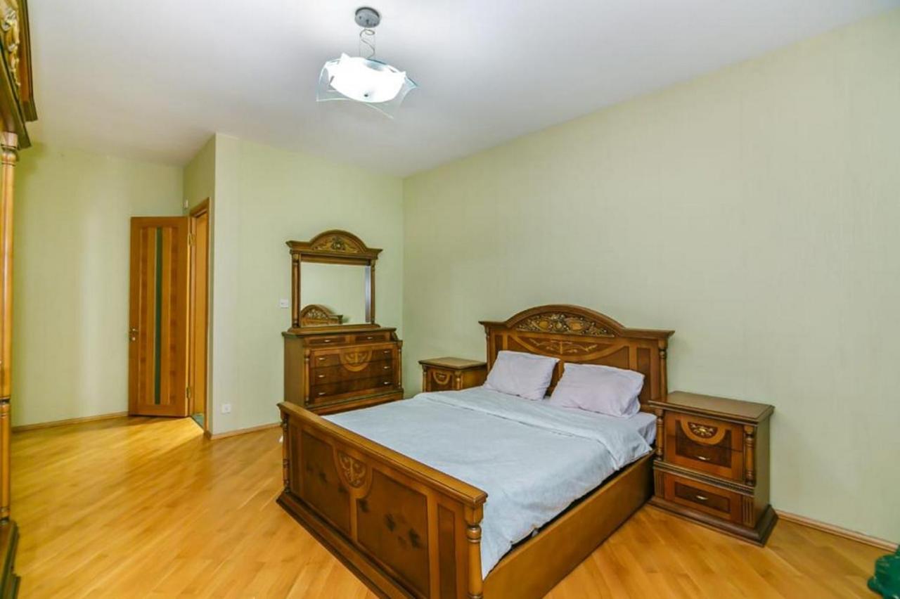 Red Apartment Vip City Center photo