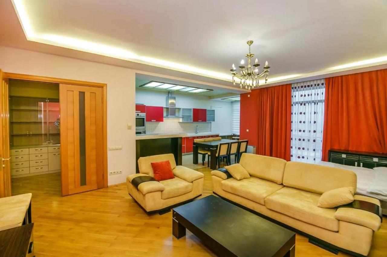 Red Apartment Vip City Center photo