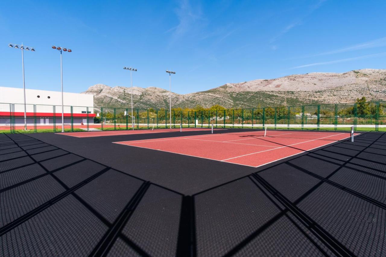 Tennis court: Grad Sunca Resort