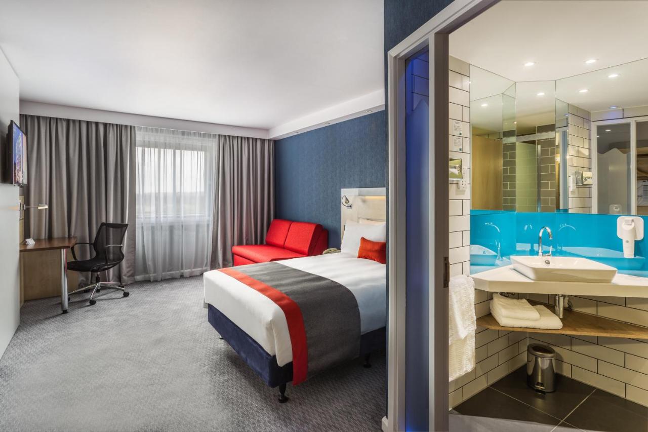 Holiday Inn Express London - Watford Junction, an IHG Hotel photo