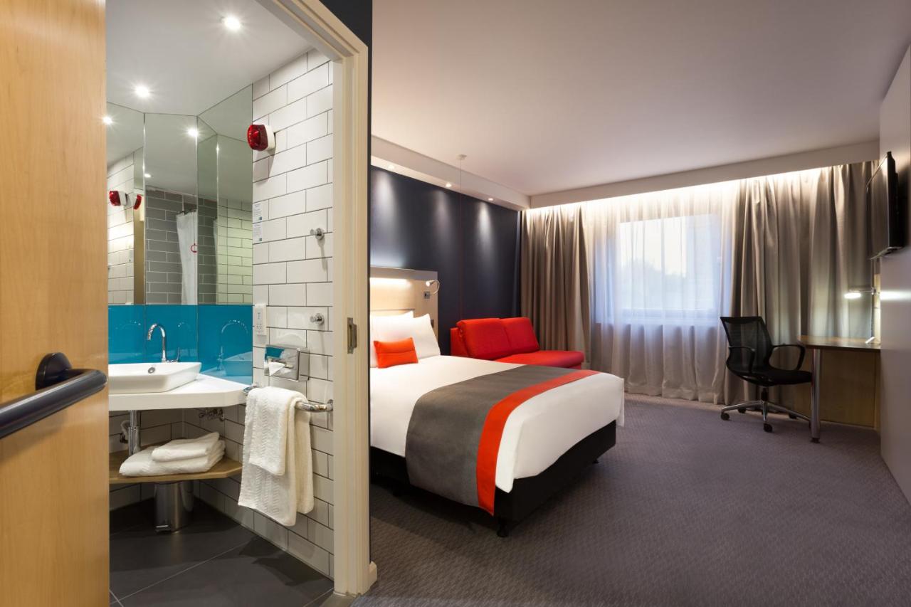 Holiday Inn Express London - Watford Junction, an IHG Hotel photo