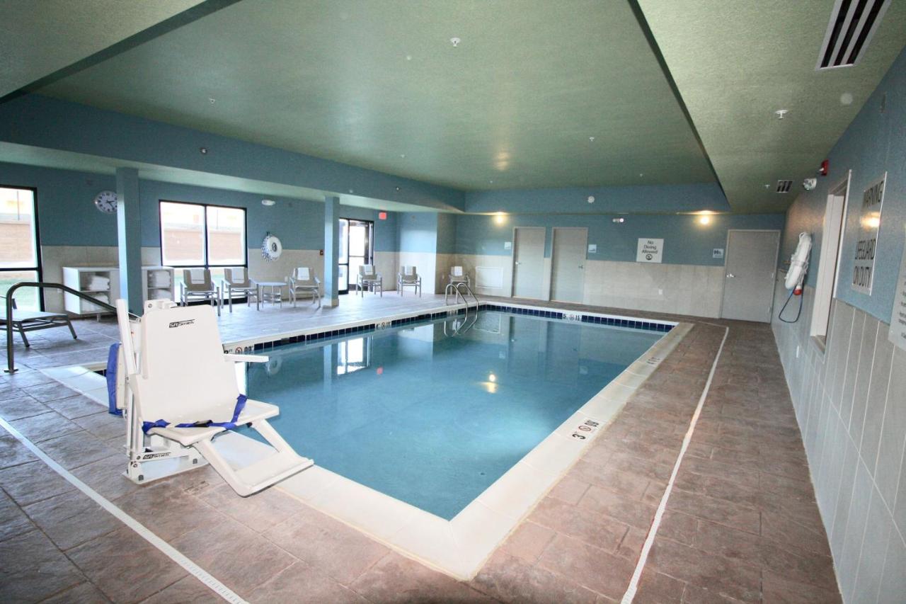 Heated swimming pool: Holiday Inn Express & Suites - Kirksville - University Area, an IHG Hotel