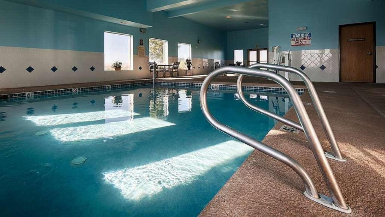 Heated swimming pool: Best Western Plus Grapevine Inn