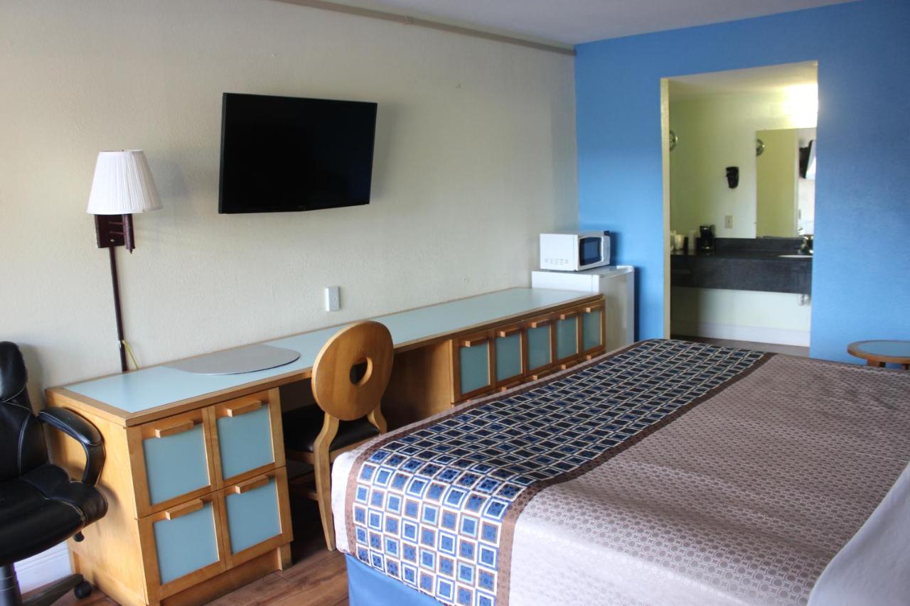 Tampa 8 Inn — photo 18