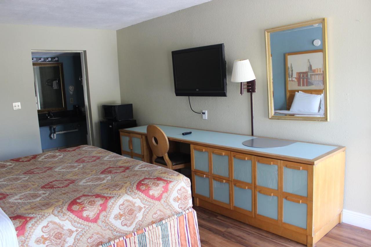 Tampa 8 Inn — photo 19