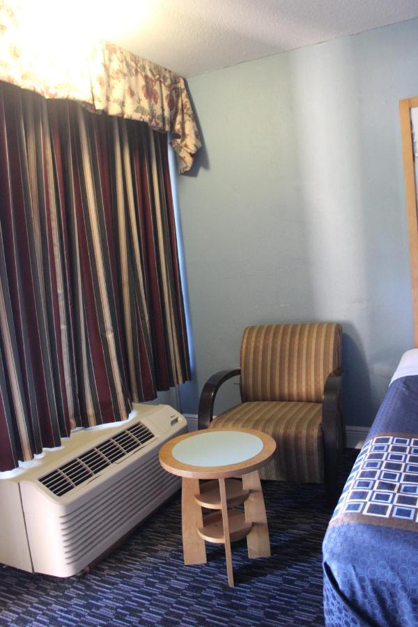 Tampa 8 Inn — photo 22