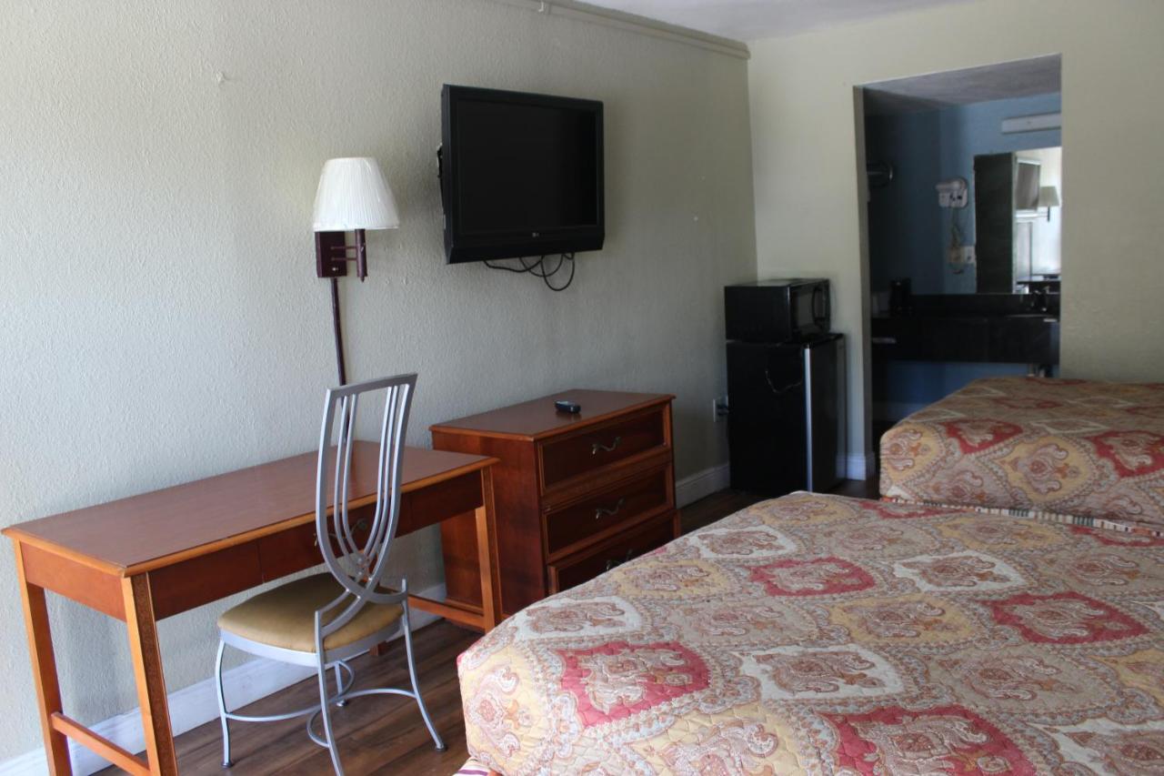 Tampa 8 Inn — photo 20