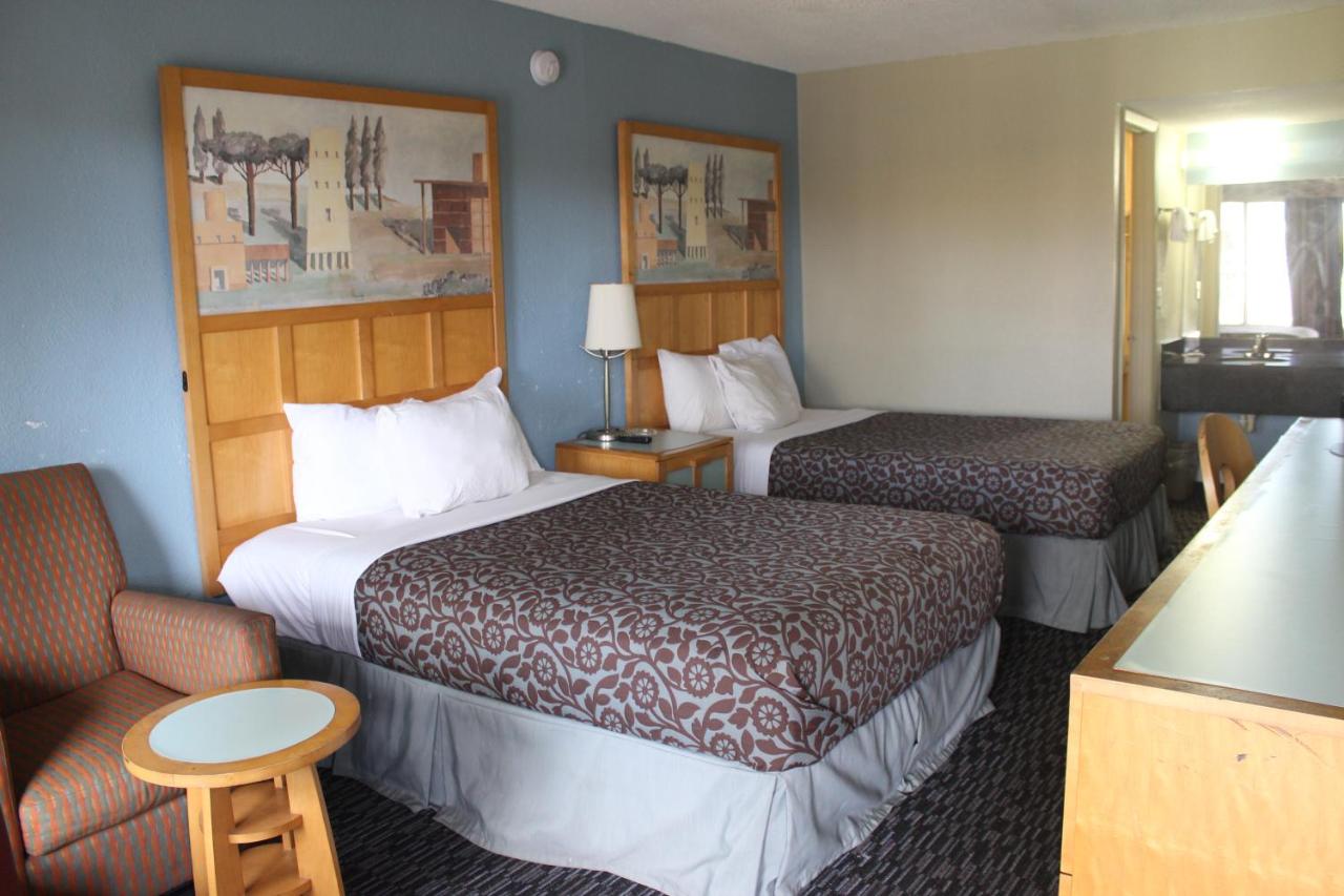 Tampa 8 Inn — photo 16