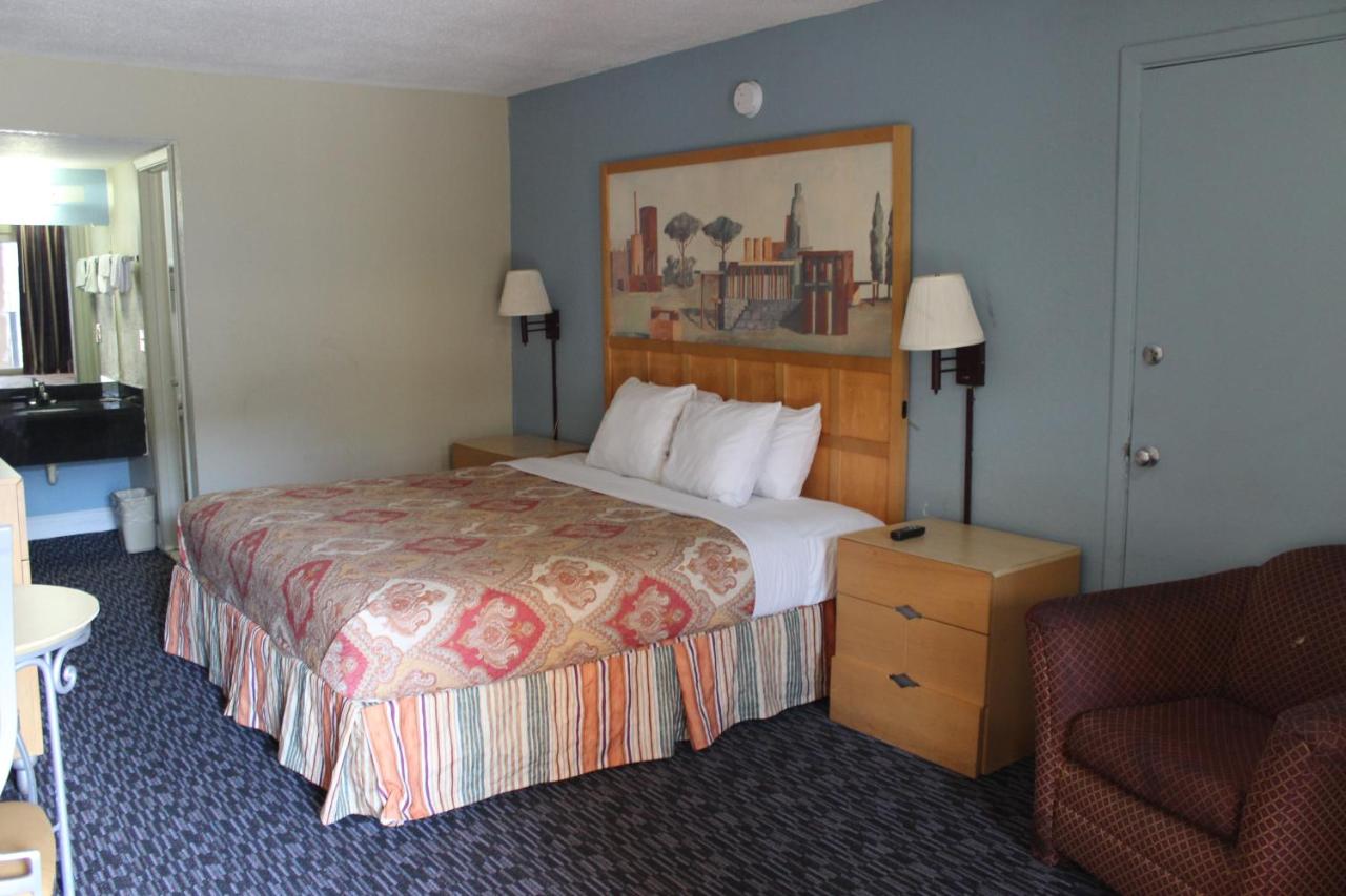 Tampa 8 Inn — photo 17