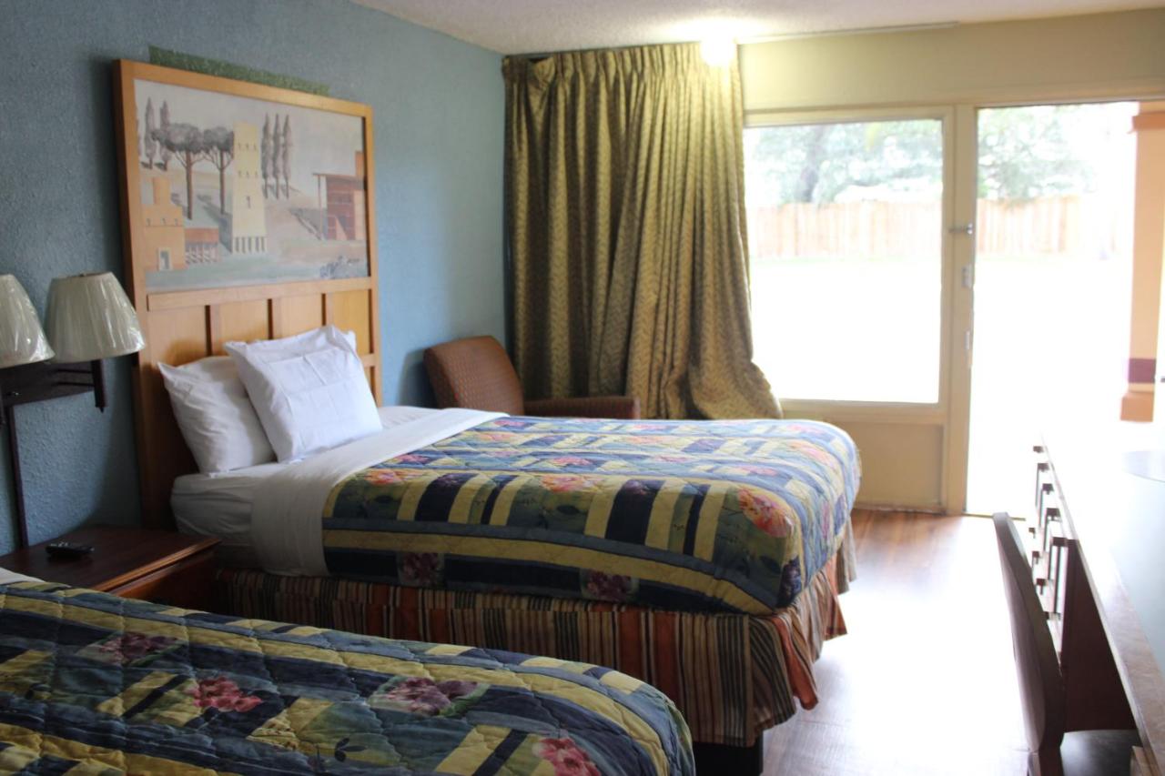 Tampa 8 Inn — photo 21