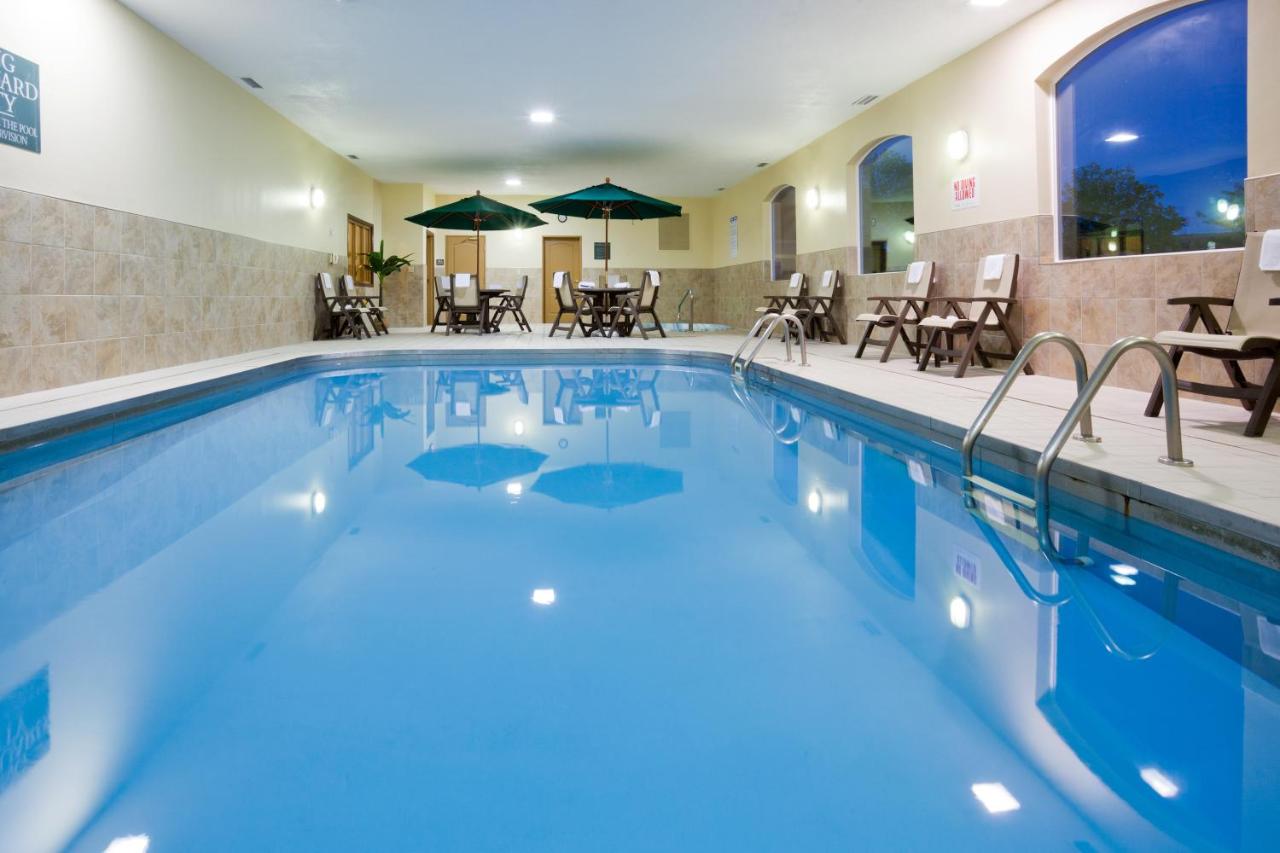 Heated swimming pool: Country Inn & Suites by Radisson, Sioux Falls, SD
