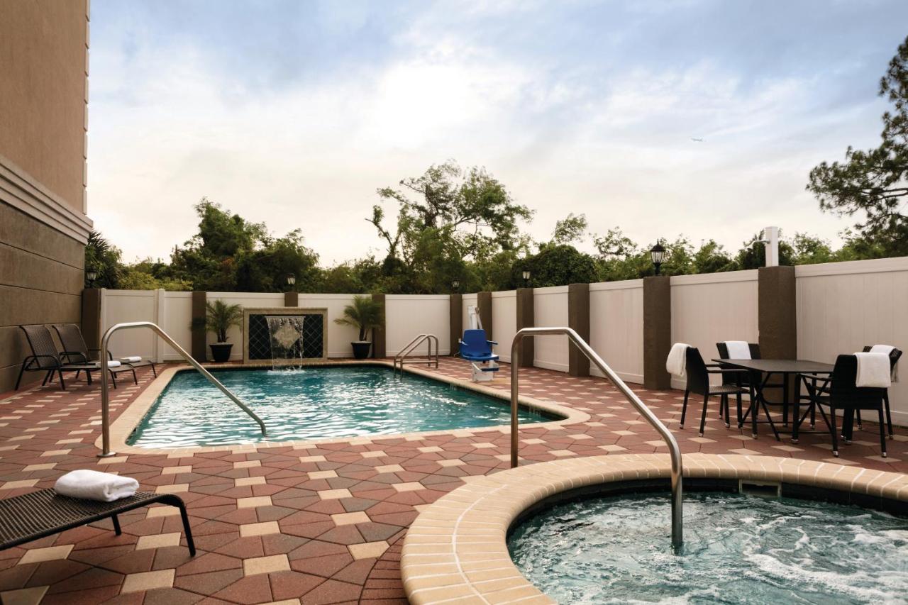 Heated swimming pool: Country Inn & Suites by Radisson, Tampa Airport North, FL