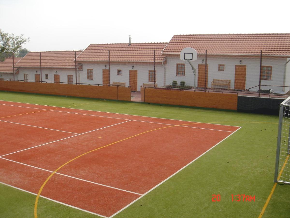 Tennis court: Nádas Pihenőpark