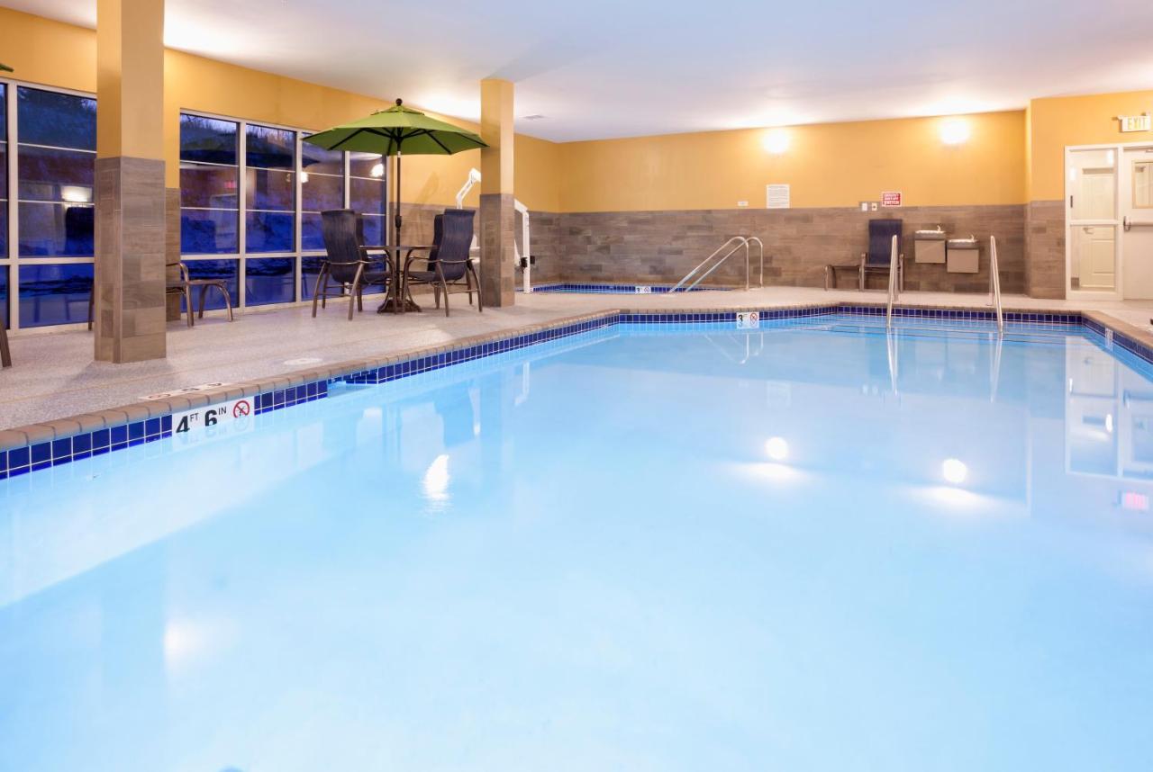 Heated swimming pool: GrandStay Hotel & Suites Rock Valley