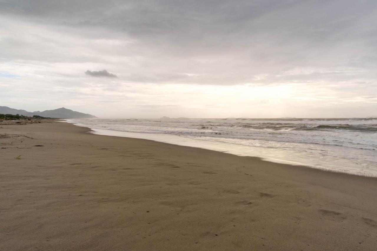 Beach: RedDoorz @ Prince JB Beach Resort Zambales