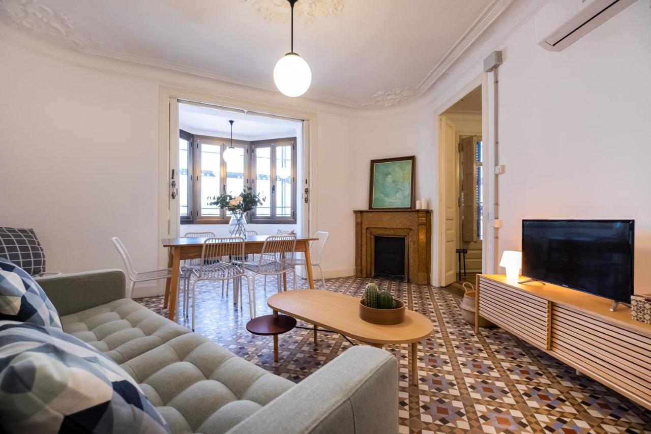 b42 - MODERNIST APARTMENT FOR LARGE GROUPS IN EIXAMPLE