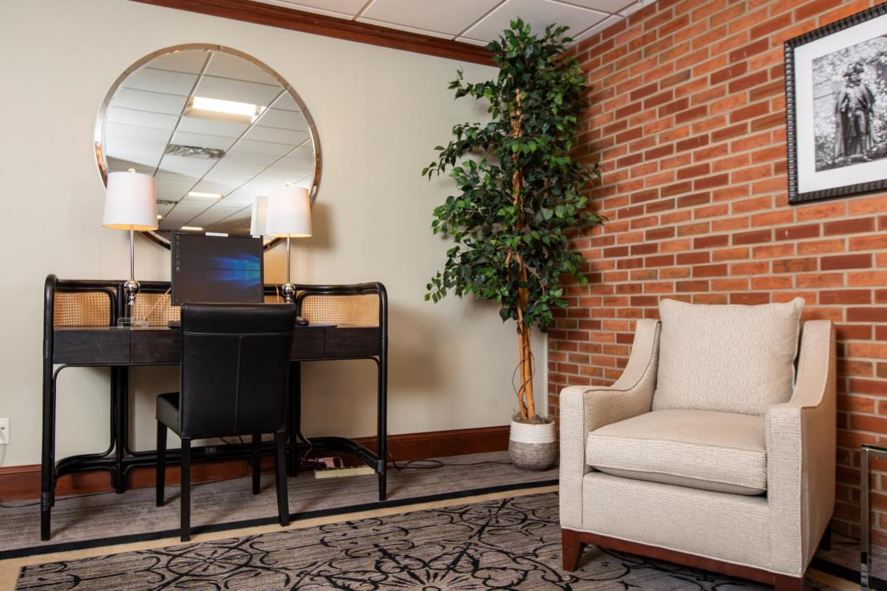 Hillsdale College Dow Hotel and Conference Center — photo 15